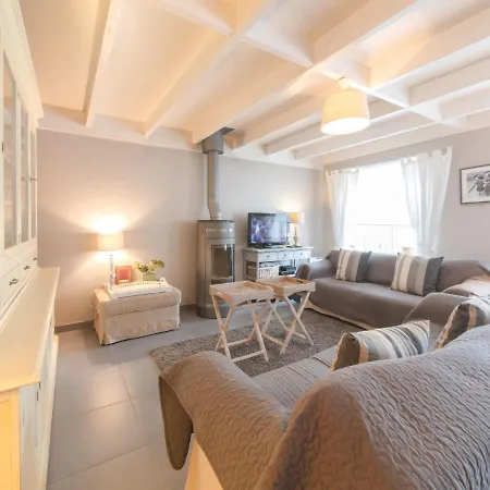 Vissershuisje 09-01 With Parking By Interhome *