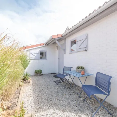 Vissershuisje 09-01 With Parking By Interhome Semesterbostad *